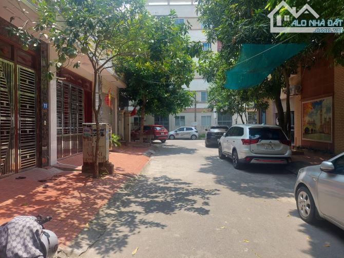 Bán Gấp nhà -TT Đông Hưng,Ô TÔ đỗ cửa,nhà xây kiên cố chắc chắn,DT:120m,MT:8m,Giá:2,35 tỉ