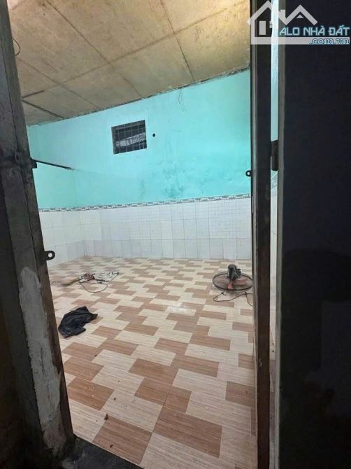 Con tin lời việc nhẹ lương cao của bạn bè rồi bị bán qua Cam, cô Lai cần bán gấp dãy trọ ở