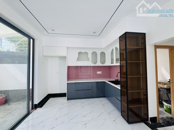 Nhà đẹp 2 tầng 4 phòng ngủ Thủy Xuân cạnh đường chính giá tôtd
