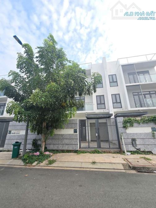 Nhà đối diện công viên khu An Phú NEW CITY đường Nguyễn Hoàng. DT 7x21m. Giá chỉ 32 tỷ TL