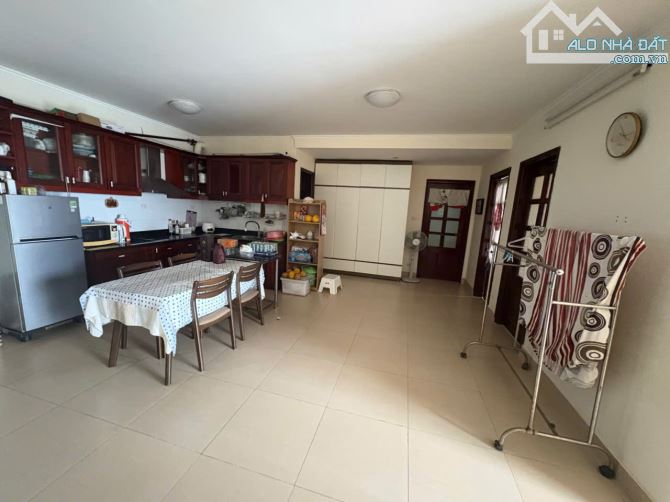 Bán chung cư 27 Huỳnh Thúc Kháng, Đống Đa, Thành Công, 130m2, 3ngủ, 2WC, ban công View hồ
