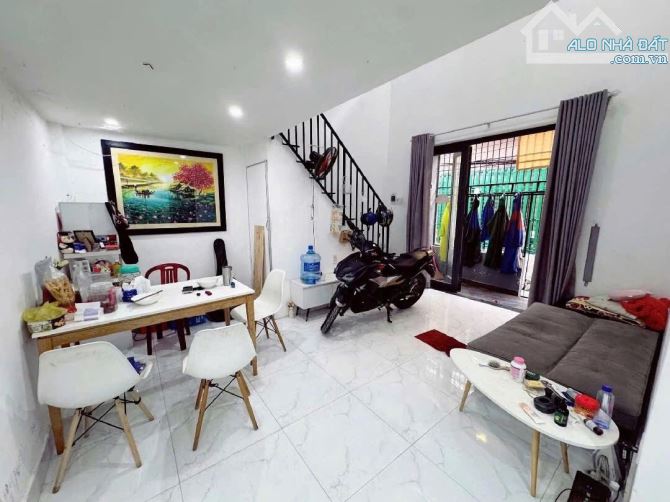 Nhà mê lửng đúc thông -  2 mk trước sau thoáng mát kiệt Lê Độ chỉ nhỉnh 3 tỷ