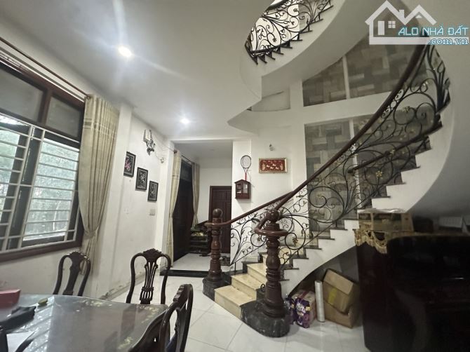 BÁN GẤP  BIỆT THỰ,  HAI MẶT TIỀN NHÁNH LÊ VĂN KHƯƠNG QUẬN 12, DT 515 M² (5.5× 40),  3 TẦNG