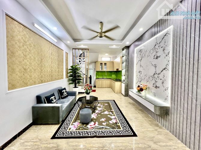 BÁN NHÀ VĂN MIẾU ĐỐNG ĐA 44m 5T Mt 4m GIÁ 9.5 TỶ NGÕ THÔNG 2 THOÁNG KINH DOANH.