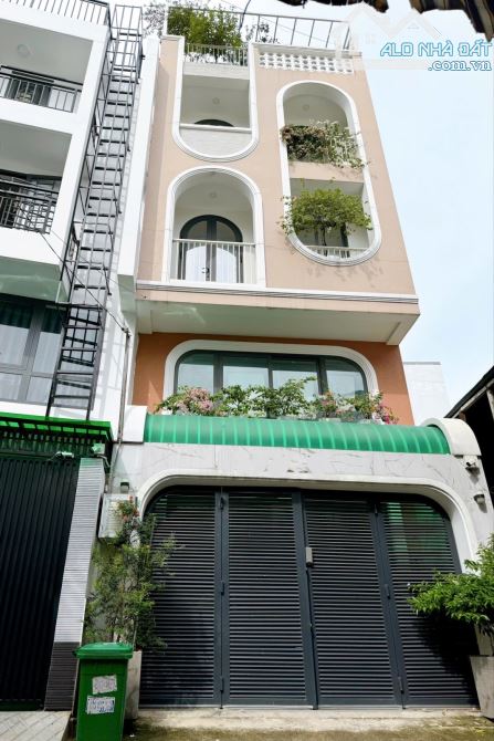 Bán căn nhà Dương Quảng Hàm 5 tầng có Gara oto 4PN - Nhà chủ xây kiên cố