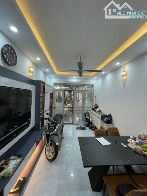 NGỌC THỤY DÂN XÂY 5 TẦNG , NGÕ 3M NÔNG GẦN PHỐ -CHỈ NHỈNH 6 TỶ