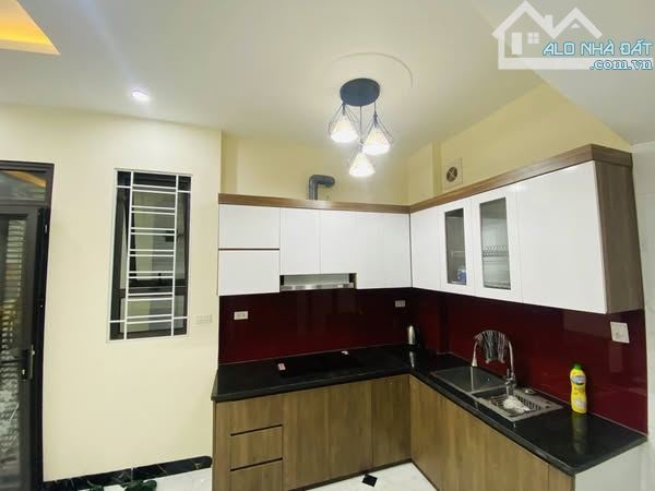 BÁN NHÀ BÁT KHỐI ,5 TẦNG .MỚI KÍNH KOONG. 5....TỶ