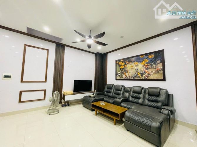 Hiếm! Nhà đẹp Nguyên Hồng 42m² mặt tiền rộng thoáng sáng – 10m ra ô tô tránh