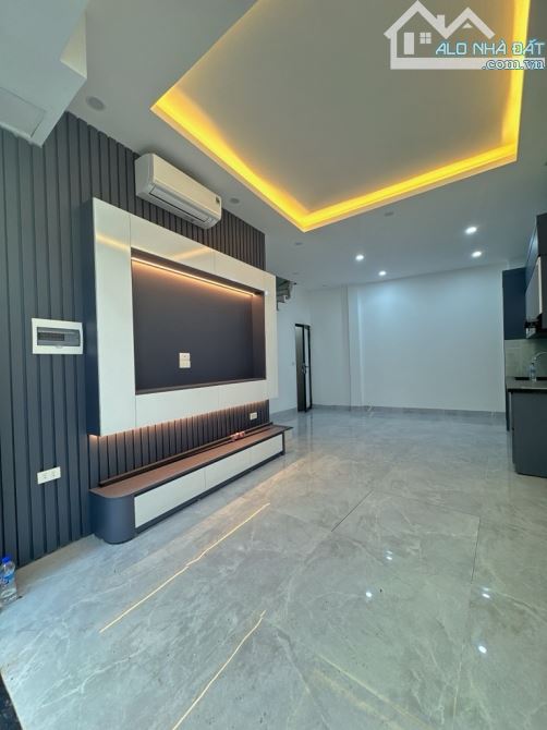 SIÊU PHẨM NGỌC LÂM- GẦN CHỢ , TRƯỜNG THÔNG LÊN CẦU 5 Phút