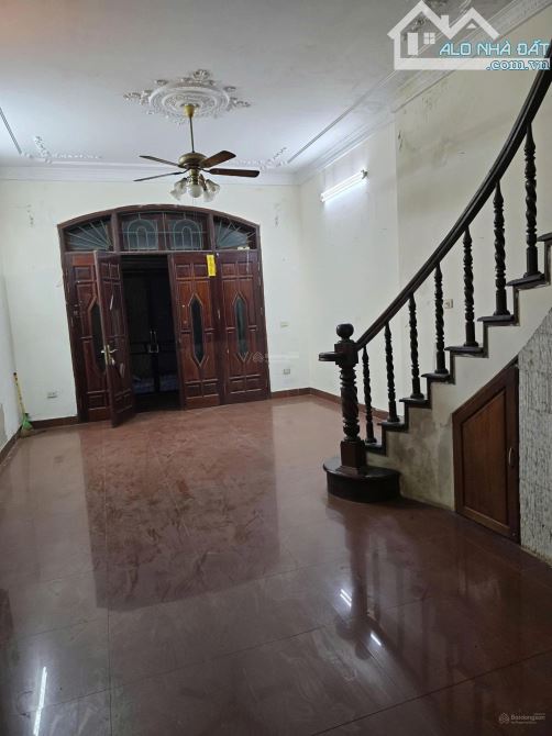 Cho thuê nhà ngõ Văn Cao 70m2 x 4 tầng MT4m giá 20tr/tháng