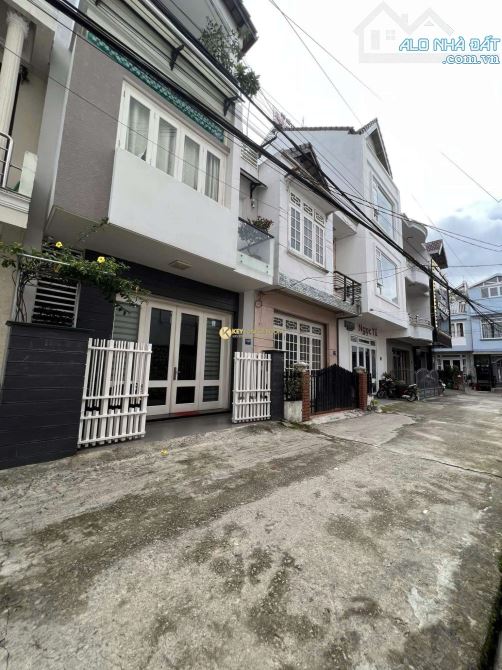 NHÀ PHỐ 3 TẦNG – ĐƯỜNG TRẦN PHÚ– SỔ RIÊNG- CÁCH HXH 1.2KM