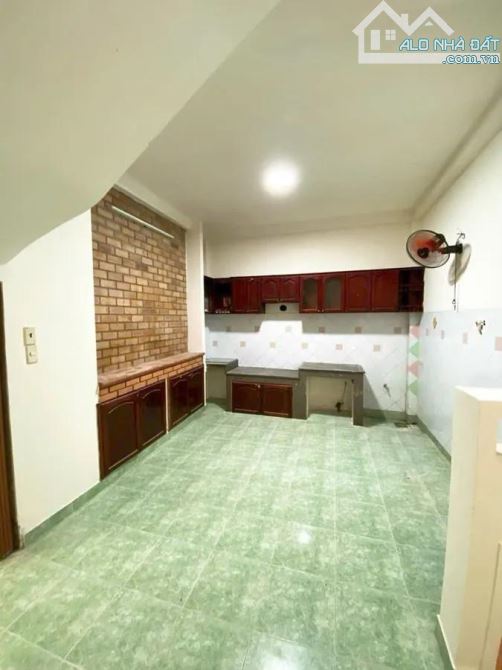 Nhà đẹp 4PN Dương Bá Trạc, 3 tầng, 40m2, cách vài căn ra hxh