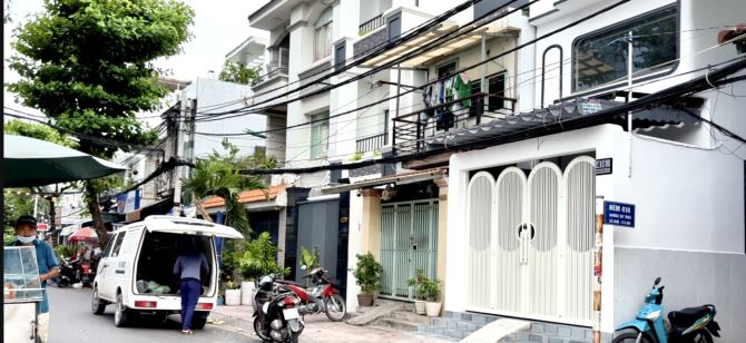 Một căn lô góc mới 100%, full nội thất, xách vali vào ở ngay, ngay mặt tiền Dương Bá Trạc!