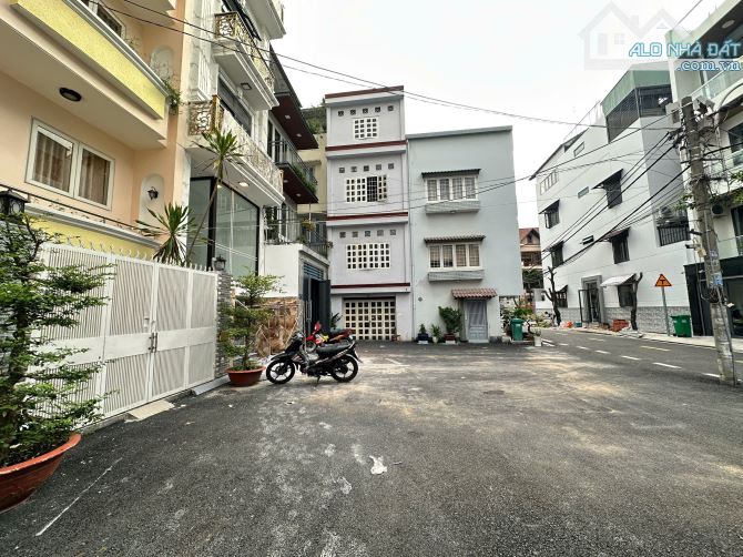 BÁN NHÀ 4 tầng Sân Thượng  – NỘI THẤT GỖ CAO CẤP – Mặt Tiền Đường, QUẬN 7