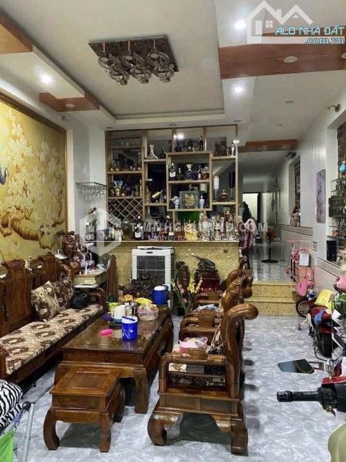 CHỈ 7.3 TỶ SỞ HỮU NHÀ MẶT TIỀN 2 TẦNG KIÊN CỐ 102m2 CÓ SÂN RỘNG ĐỂ Ô TÔ. GẦN CHỢ, BẾN XE.