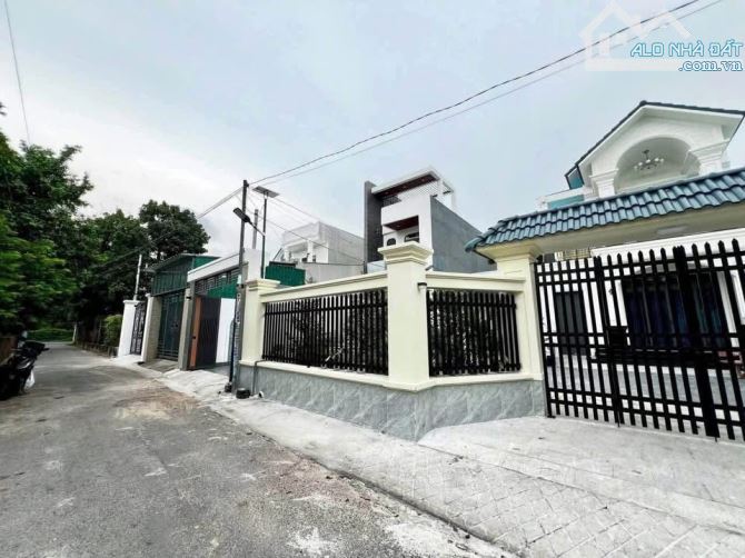 Bán nhà Phú Hòa – Công năng: 3PN, 3WC (2 WC khép kín), phòng khách, phòng thờ, bếp lớn