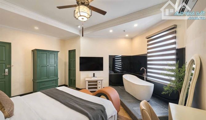 Sang Khách Sạn Đẹp mặt tiền 52 phòng/ Gần Sân Bay Tân Sơn Nhất, Quận Tân Bình