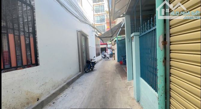 Nhà hẻm Thống Nhất - Nha Trang  Ko phải hẻm sâu nha. Chỉ cách đường lớn 1 căn nhà