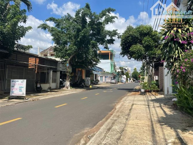 BÁN ĐẤT TẶNG NHÀ MẶT TIỀN KHU TRUNG CAO 7,86x14,7m ———
