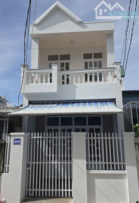 Bán cǎn nhà 1 trệt, 1 lầu tại khu dân cư đường đệ.