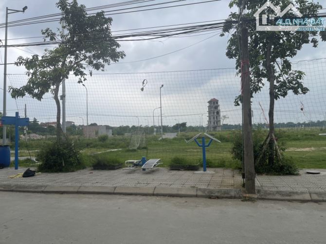 Bán 56m2 lô góc 3 mặt thoáng Lê Xá, Mai Lâm, Đông Anh. Tài chính 4,5 tỷ. Sổ sẵn sang tên.
