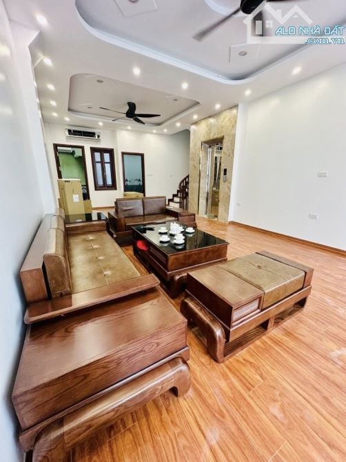 Bán nhà riêng Hoàng Quốc Việt, Cầu Giấy, 56m2, thang máy nhà mới, ôtô 10m ngõ thông 10.2tỷ