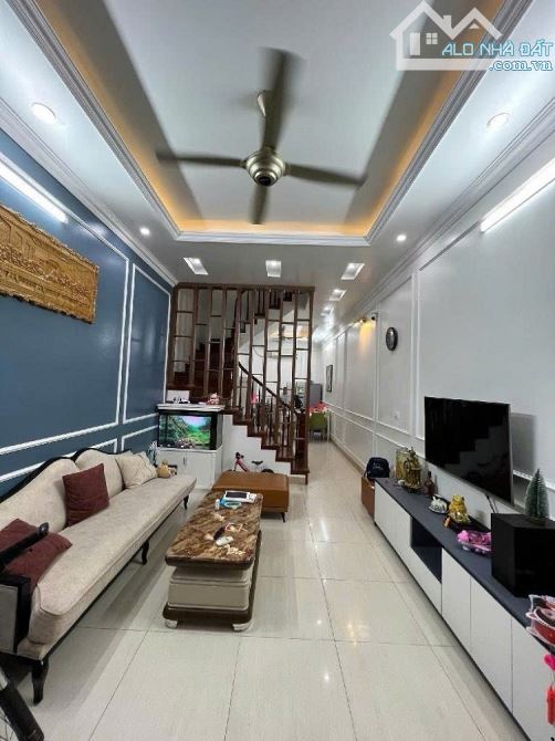 NHÀ DƯƠNG NÔI PHÂN LÔ VỈA HÈ VIEW TRƯỜNG HỌC