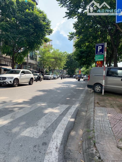 BIỆT THỰ GẦN TRẦN ĐĂNG KHOA-CỔ LINH NHÀ DÂN XÂY  - MẶT PHỐ KINH DOANH -4 LÀN Ô TÔ TRÁNH
