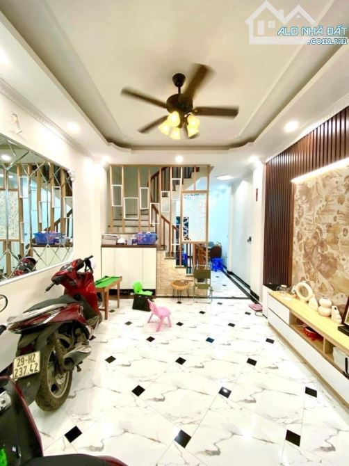 SIÊU PHẨM VÍP, GIÁ TỐT,  ĐƯỜNG LÁNG, ĐỐNG ĐA, DT 43M, 5 T, MT 4M, GIÁ BÁN 9,9 TỶ.