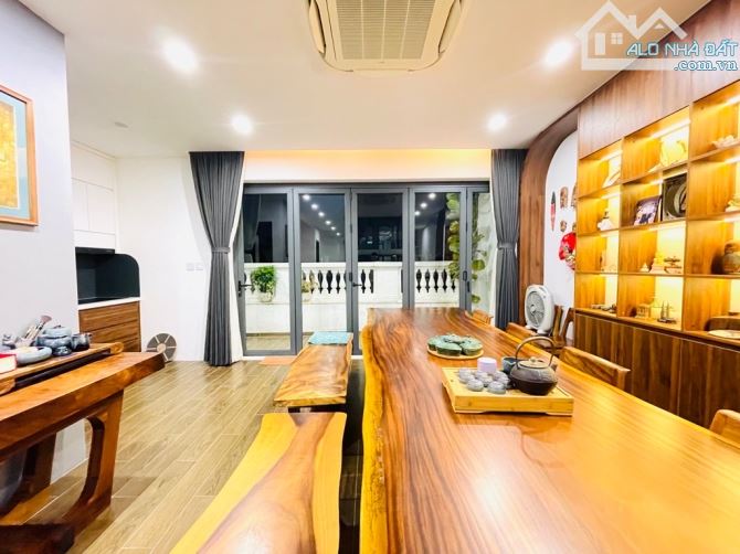 BÁN NHÀ MẶT PHỐ ĐỐNG ĐA, MẶT TIỀN HOA HẬU, VỊ TRÍ ĐẮC ĐỊA, CỰC HIẾM, 680 M2, 250 TỶ