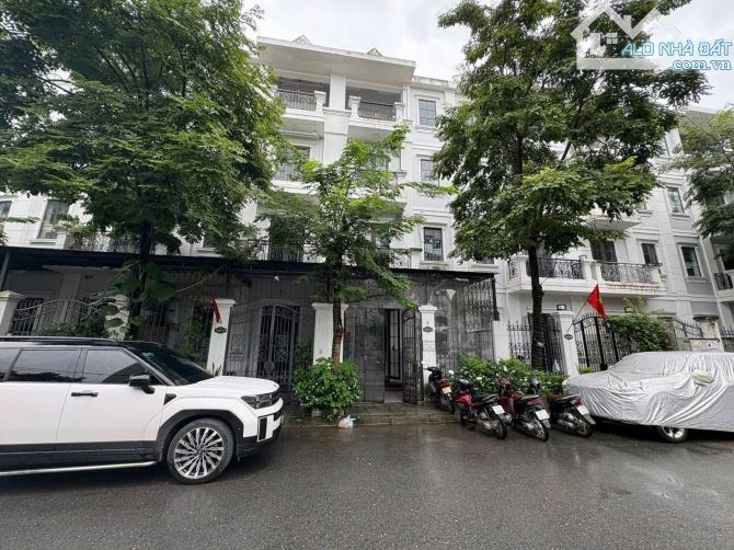 Nhà liền kề KĐT mới Đại Kim, vỉa hè, oto dừng đỗ 24/24h, sổ 64m2, nhà đẹp. Giá 22.6 tỷ