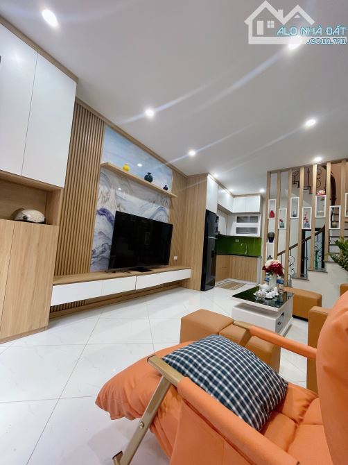 Trịnh Đình Cửu, nhà dân xây,lô góc, ô tô đỗ gần giá chỉ hơn 5tỷ