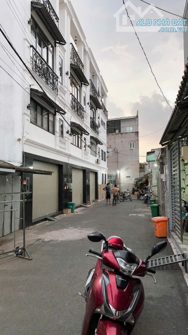 5,9 TỶ có ngay nhà 4 tầng đường TÔ NGỌC VÂN, phường THẠNH XUÂN,Q12,dt 64m²Thu nhập 18tr/th