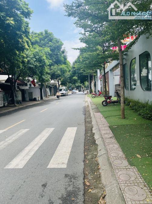 Bán nhà mặt phố Thọ Tháp, 210m2, 7 tầng, lô góc, 3 mặt tiền, kinh doanh, giá 153 tỷ.