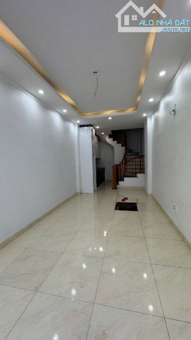 Bán nhà Thanh Liệt, Kim Giang, Hoàng Mai, 6.3 tỷ. 32m, 5 tầng, ô tô qua cửa