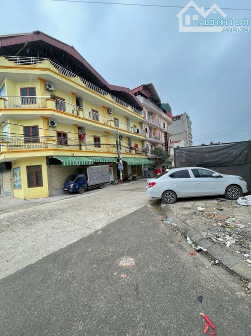 BÁN LÔ GÓC GIÃN DÂN LÃM TRẠI, VÂN DƯƠNG, BN / DT 161M2 MT 9M GIÁ 8,8 TỶ