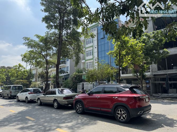 Khu đấu giá Tầm Dâu, 5 tầng, Hiếm người bán, Vỉa hè Oto tránh DT 100m2 mt 6m