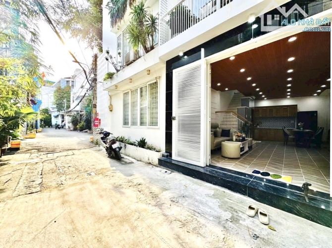 NHÀ GÒ GẤP SANG XỊN 4 TẦNG HẺM ÔTÔ TỚI CỬA  CHỈ HƠN 6 Tỷ