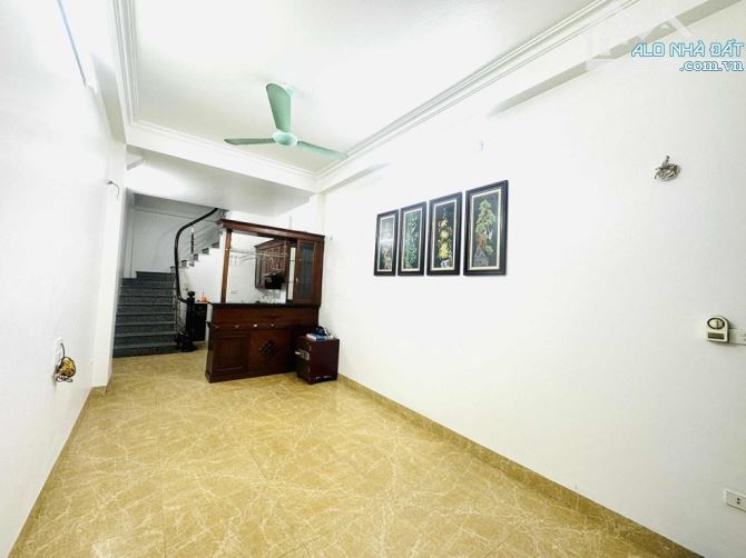 Bán nhà phố Việt Hưng 5 tầng 32m ô tô vào nhà