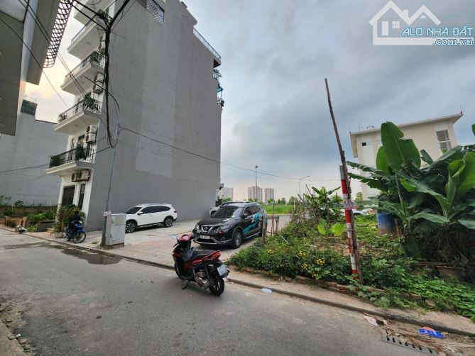 Xuân Đỗ -Cự Khối-Long Biên Nhà 3 tầng dân xây