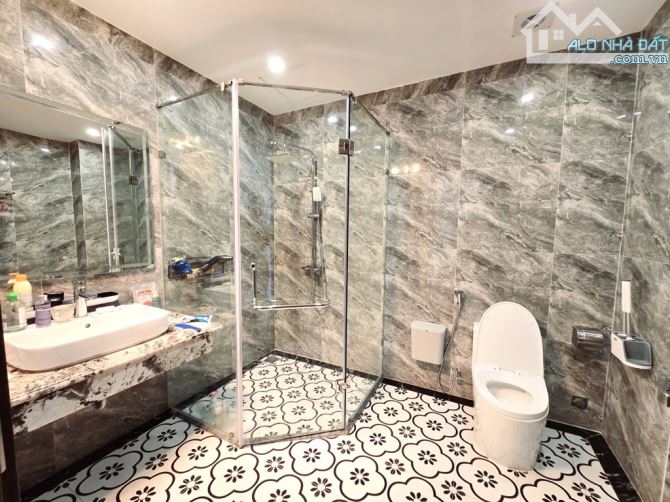 Bán nhà 6 tầng, thang máy, ô tô vào nhà tại Long Biên - 45m2/ 14.4 tỷ, gần Trường Quốc tế - 11