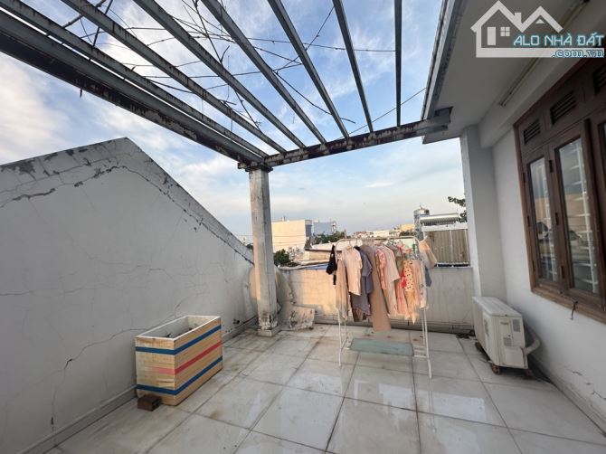 BÁN GẤP  BIỆT THỰ,  HAI MẶT TIỀN NHÁNH LÊ VĂN KHƯƠNG QUẬN 12, DT 515 M² (5.5× 40),  3 TẦNG - 11