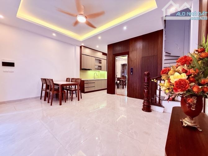 Bán nhà Lĩnh Nam. Thang máy - full nội thất. Vị trí đẹp - Ô tô tránh 1 nhà. - 1