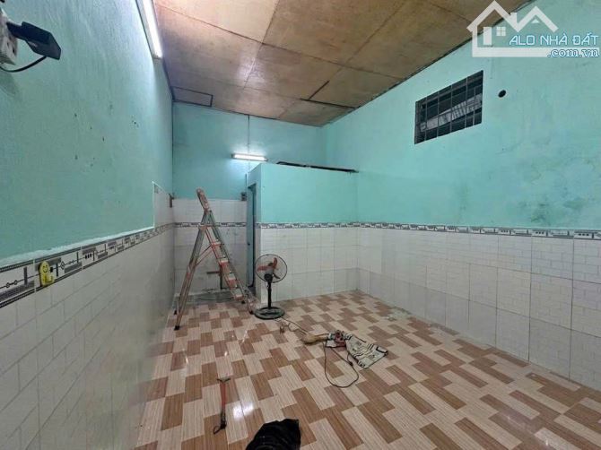 Con tin lời việc nhẹ lương cao của bạn bè rồi bị bán qua Cam, cô Lai cần bán gấp dãy trọ ở - 1