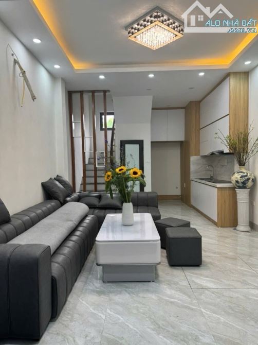 NGỌC THỤY DÂN XÂY 5 TẦNG , NGÕ 3M NÔNG GẦN PHỐ -CHỈ NHỈNH 6 TỶ - 1