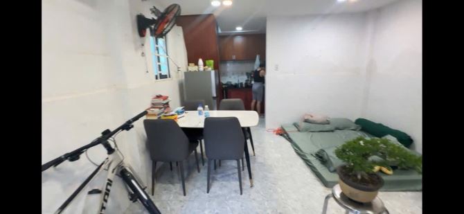 Nhà hẻm Thống Nhất - Nha Trang  Ko phải hẻm sâu nha. Chỉ cách đường lớn 1 căn nhà - 1