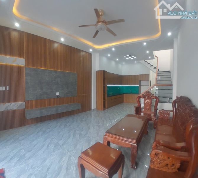 Bán nhà 1 trệt 1 lầu -  Công năng: PK lớn, bếp, phòng thờ, ban công, 3PN, 2WC - 1