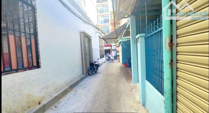 Chuyển nhượng căn nhà 3 mặt tiền hẻm Thống Nhất ngay Trung Tâm cạnh Cây Xăng Mã Vòng - 1