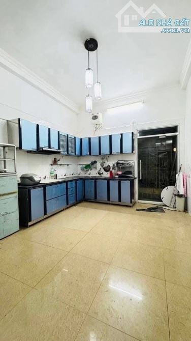 HÀNG HIẾM !! Tây Sơn, 53m, 6ngủ, Phân lô ô tô tránh, Ngõ thông kinh doanh, Sổ vuông nở hậu - 1