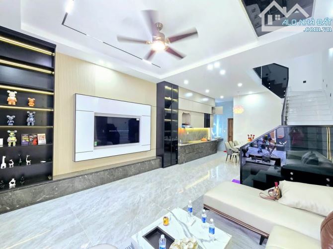 Nhà 2 tầng kiệt oto sân rộng rãi TÔN ĐẢN - 1